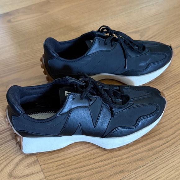 New Balance Black & White 327 low-top sneakers - Picture 1 of 7
